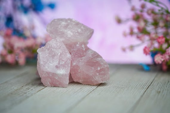 Quartz Rose : la Pierre de l'Amour de Soi et du Coeur ( Bienfaits, utilisation et purification)
