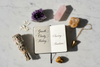 Cristaux naturels, carnet d'intention manuscrit, sauge blanche et pendule en laiton sur marbre | O'NAIA