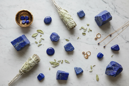 Pierres de Lapis Lazuli brutes et polies avec bijoux et sauge - O'NAIA Lithothérapie
