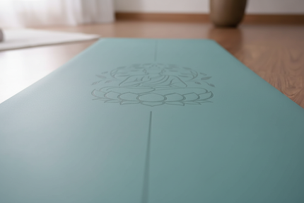 Tapis de yoga PU soyeux O'NAIA - surface lisse et premium avec motif Bouddha lotus