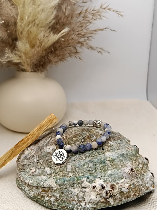 Bracelet Sodalite O'NAIA Palo Santo lithothérapie clarté mentale calme communication chakra troisième œil
